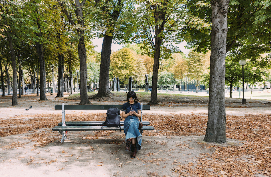 公園でスマホをみている女性