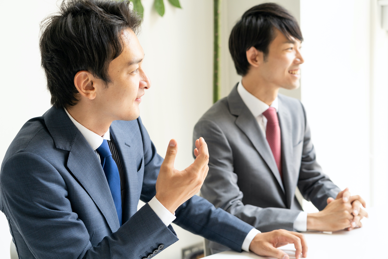 スーツを着た2人のビジネスパーソン