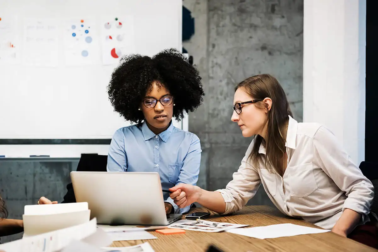 Two employees having a discussion in a business