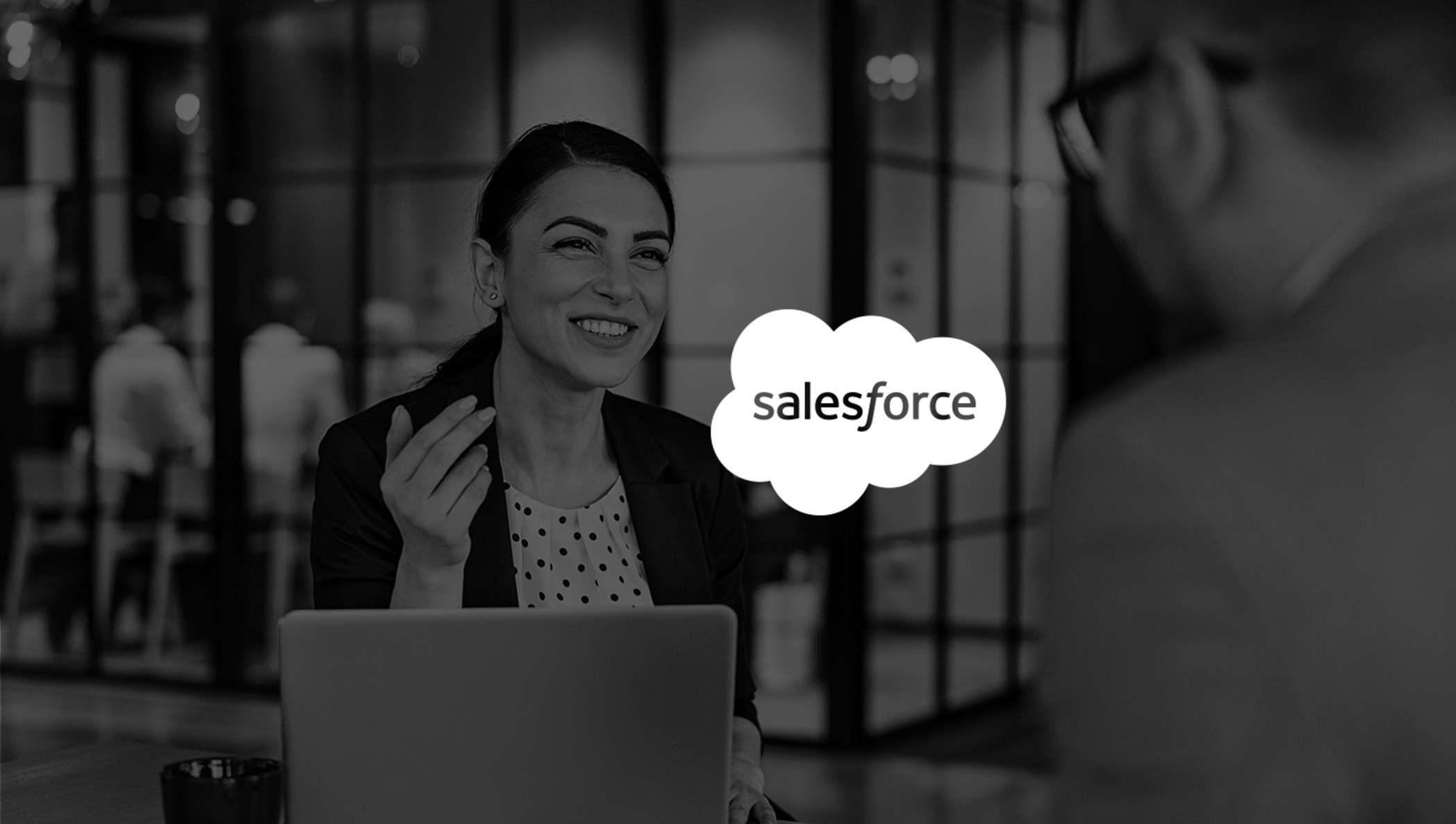 Imagen de una mujer sonriendo en una reunión mientras usa Salesforce con DocuSign.