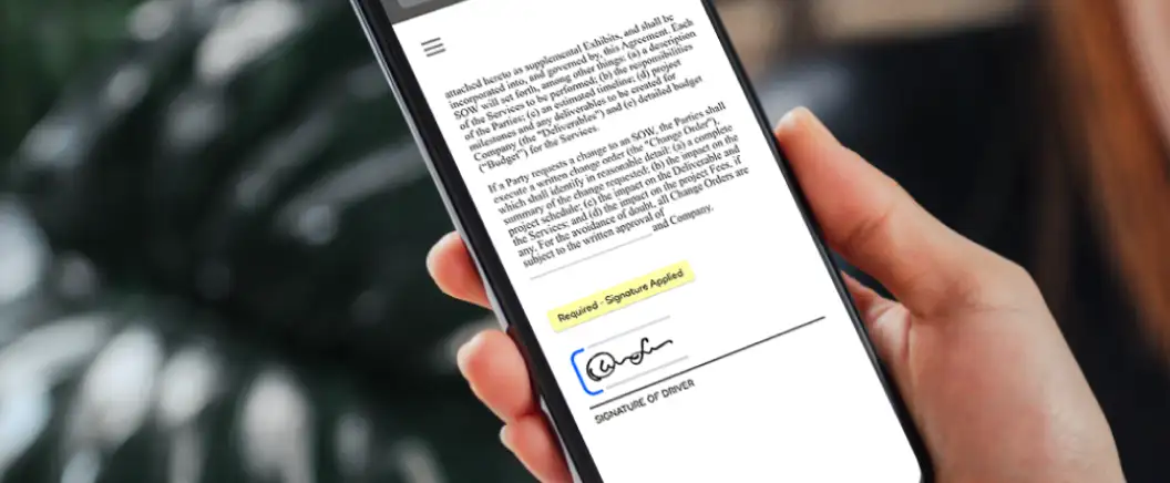 Docusign eSignatureで署名した契約・合意文書が表示されているスマートフォン