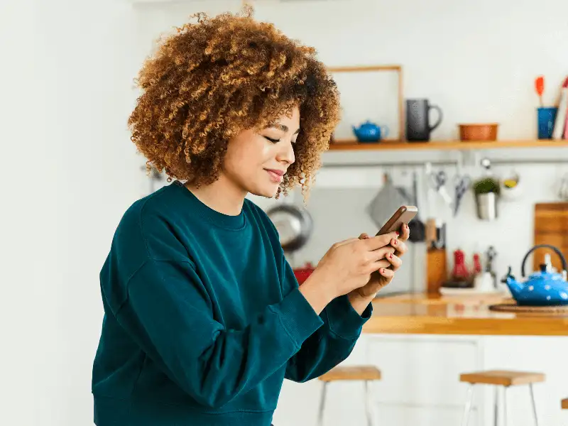 mulher assinando um formulário online em um celular