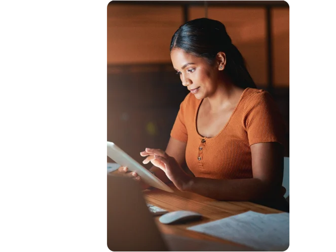 Persona en un escritorio utilizando una tableta